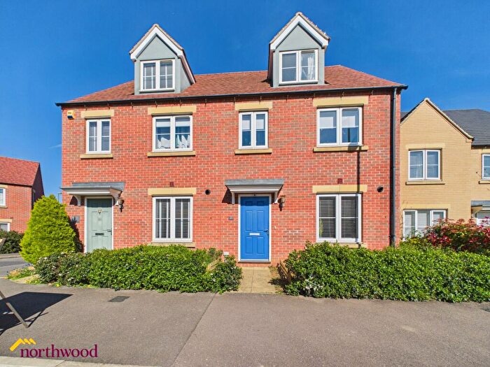 3 Bedroom Town House For Sale In Longford Park Road, Banbury, OX15