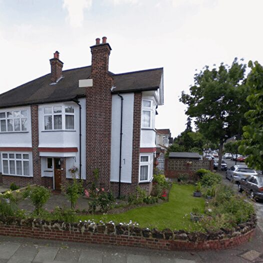 3 Bedroom Semi Detached House For Sale In Southall, UB2