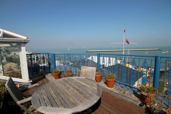 2 Bedroom Flat To Rent In High Street, Cowes, PO31