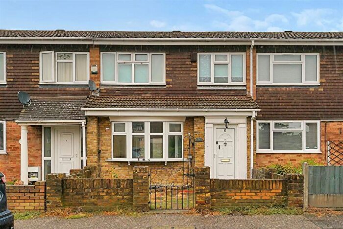 3 Bedroom Terraced House For Sale In Ongar Way, Rainham, RM13