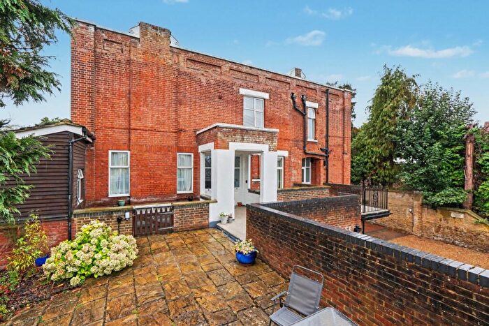 2 Bedroom Apartment For Sale In Dene Court, Ufton Lane, Sittingbourne, Kent, ME10