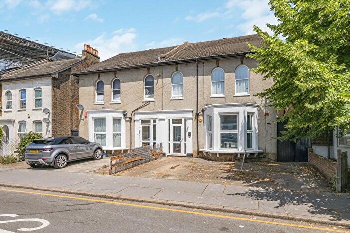 2 Bedroom Apartment For Sale In Clifford Road, London, SE25