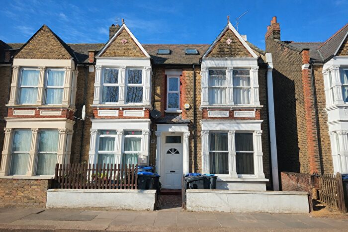 3 Bedroom Flat To Rent In Caple Road, London, NW10