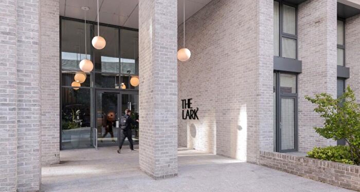 2 Bedroom Apartment To Rent In Moat Street, London, SW11