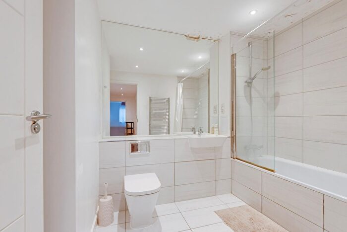 2 Bedroom Flat For Sale In Denman Avenue, Southall, UB2