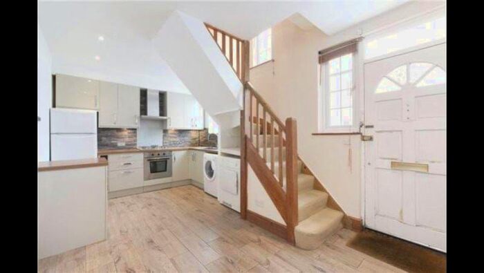 3 Bedroom Maisonette To Rent In Grove Road, London, SW13