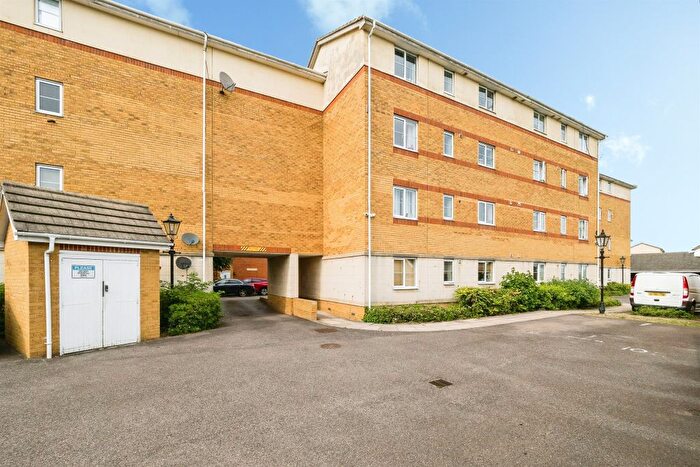 3 Bedroom Flat For Sale In Sewell Close, Chafford Hundred, Grays, RM16