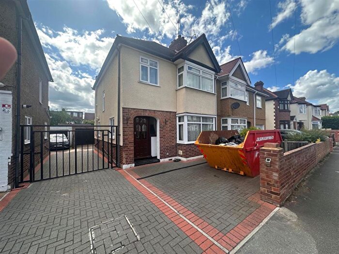 3 Bedroom Semi Detached House For Sale In Warfiled Road, Bedfont, TW14