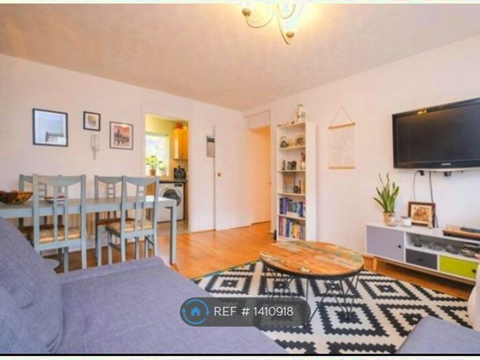 2 Bedroom Flat To Rent In Monarch Mews, London, SW16