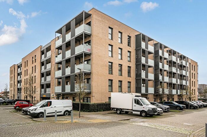2 Bedroom Flat For Sale In Blueberry Court, Broadis Way, Rainham, RM13