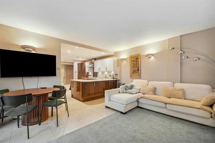 2 Bedroom Flat To Rent In Chiswick High Road, London, W4