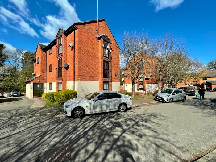 Studio To Rent In Wheatley Close, Hendon, London, NW4