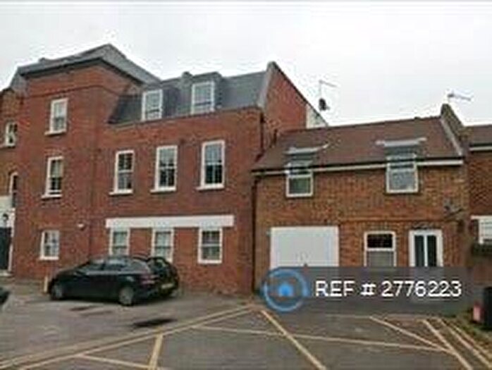 1 Bedroom Flat To Rent In Weybourne House, Chertsey, KT16