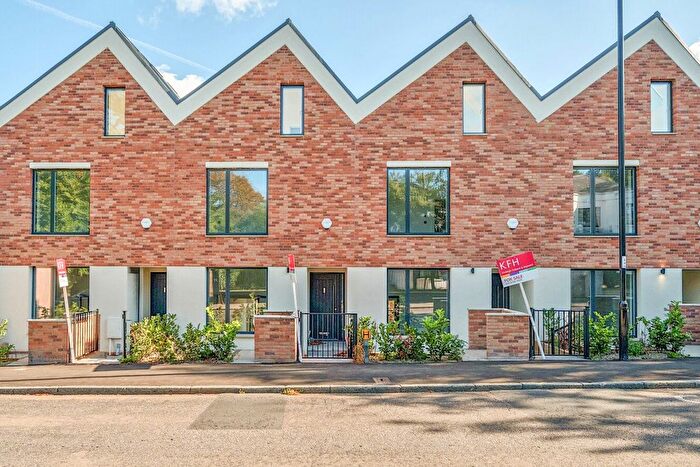 3 Bedroom Semi-Detached House For Sale In Hermitage Mews, London, SE19