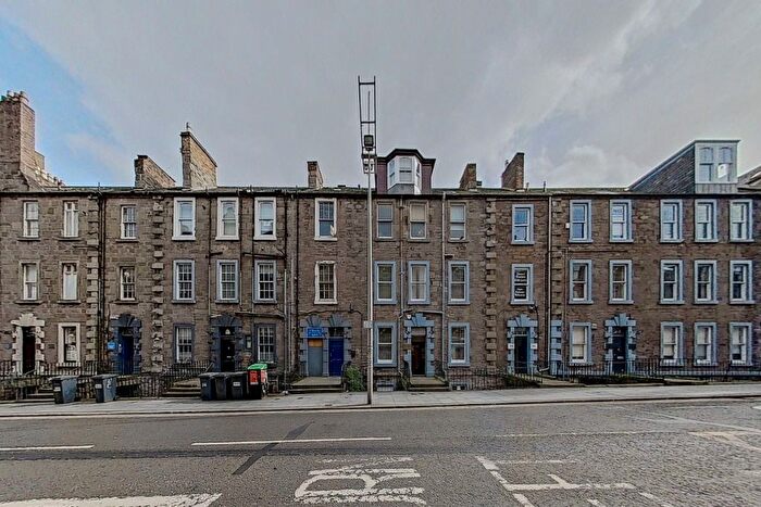 4 Bedroom Flat To Rent In Nethergate, City Centre, Dundee, DD1