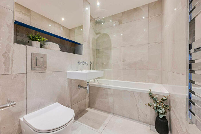 2 Bedroom Flat For Sale In Leigh Road, Leigh On Sea, SS9