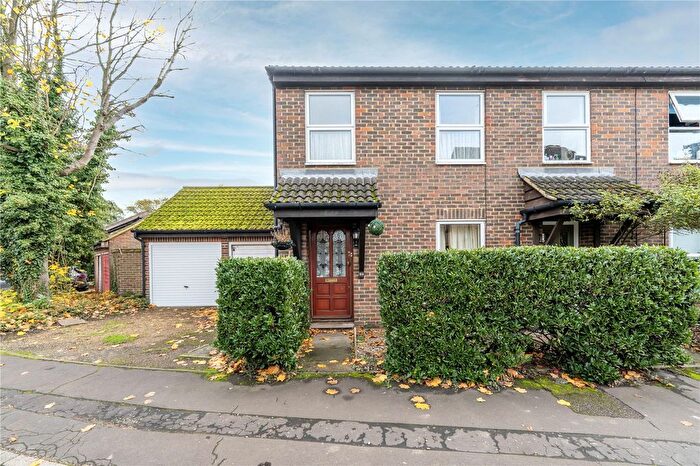 3 Bedroom End Terrace House For Sale In Rumsey Close, Hampton, TW12