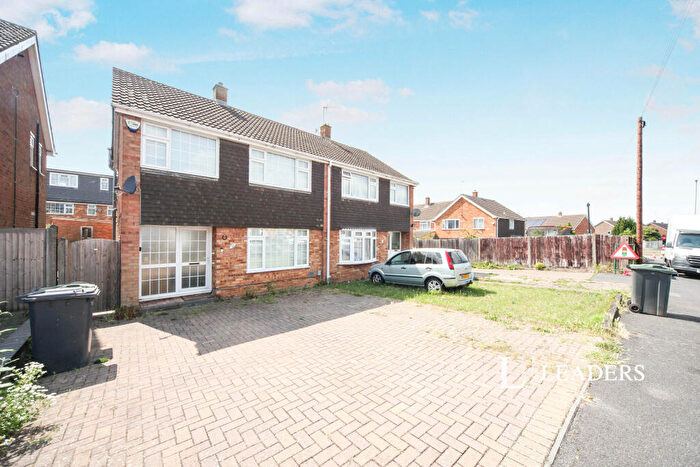 3 Bedroom Semi-Detached House To Rent In Radnor Road -, LU4