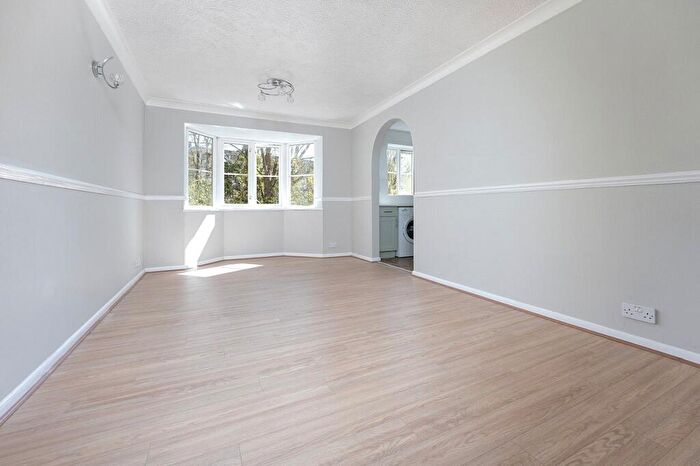 2 Bedroom Apartment For Sale In Autumn Drive, Sutton, SM2