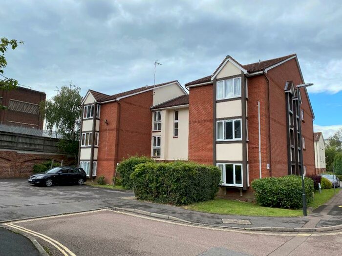 Flat To Rent In Maunsell Park, Three Bridges, RH10