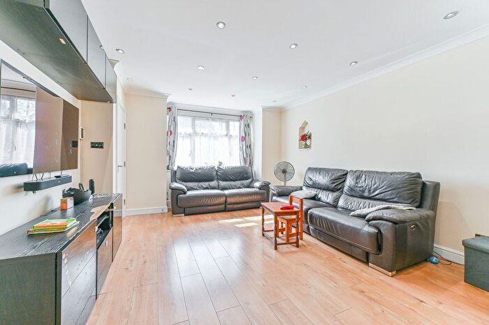 4 Bedroom Semi-Detached House To Rent In Brinkley Road, Worcester Park, KT4