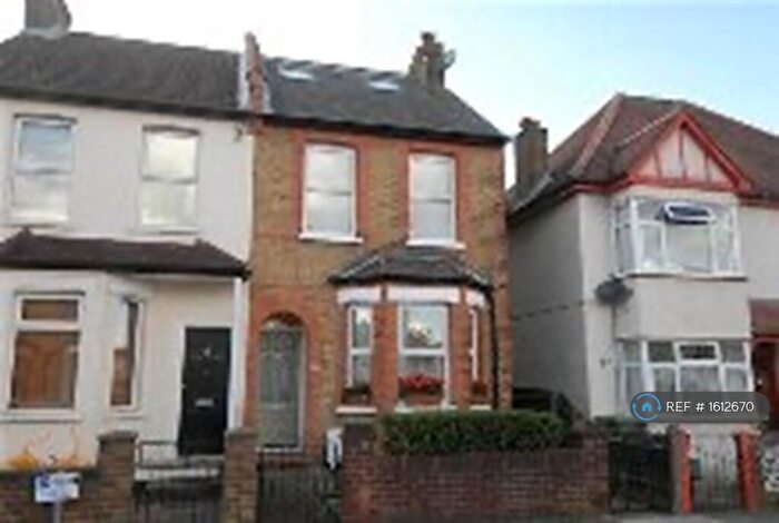 3 Bedroom Semi-Detached House To Rent In Mosslea Road, Bromley, BR2