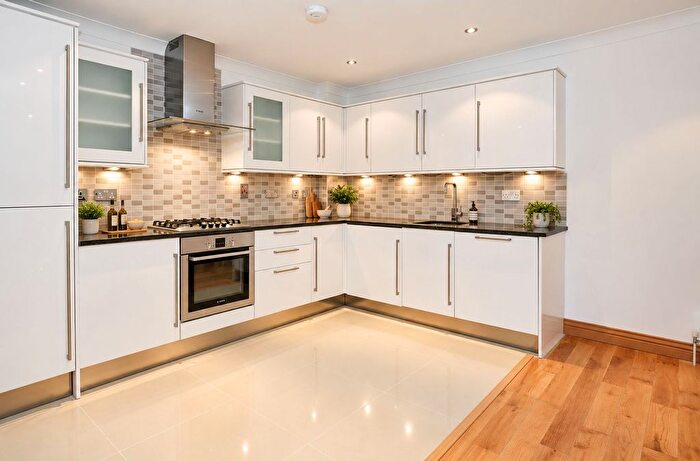 2 Bedroom Flat To Rent In Copperfield Road, Mile End, E3