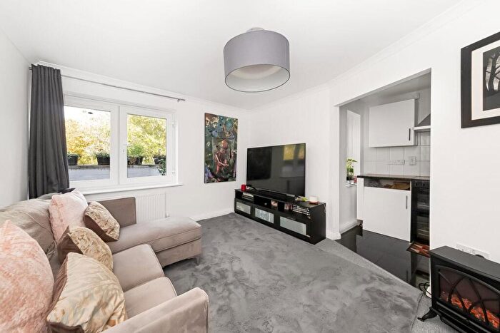 2 Bedroom Flat For Sale In Central Hill, Crystal Palace, London, SE19