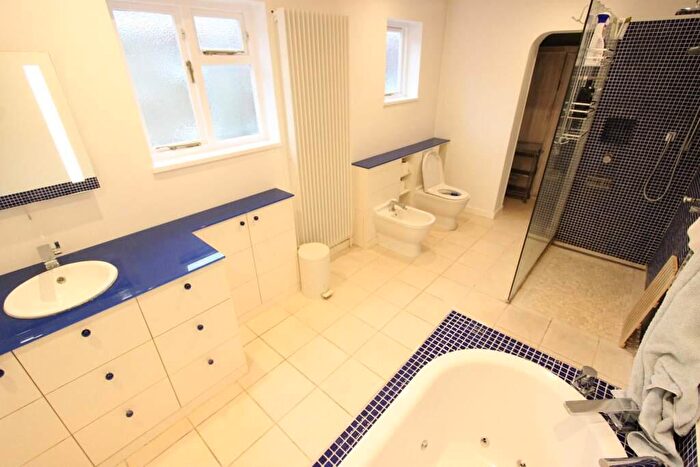 3 Bedroom Apartment To Rent In Bawtry Road, London, N20