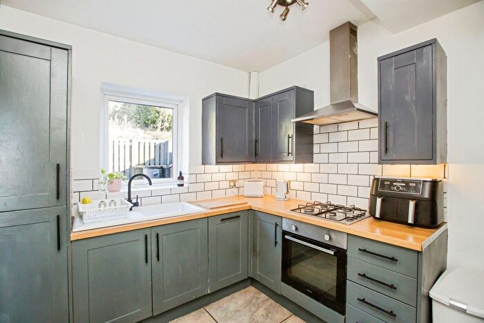 3 Bedroom Terraced House For Sale In Plane Tree Nest, Halifax, HX2