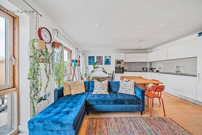 3 Bedroom Flat For Sale In Victoria Park Borders, Hackney Wick, London, E9