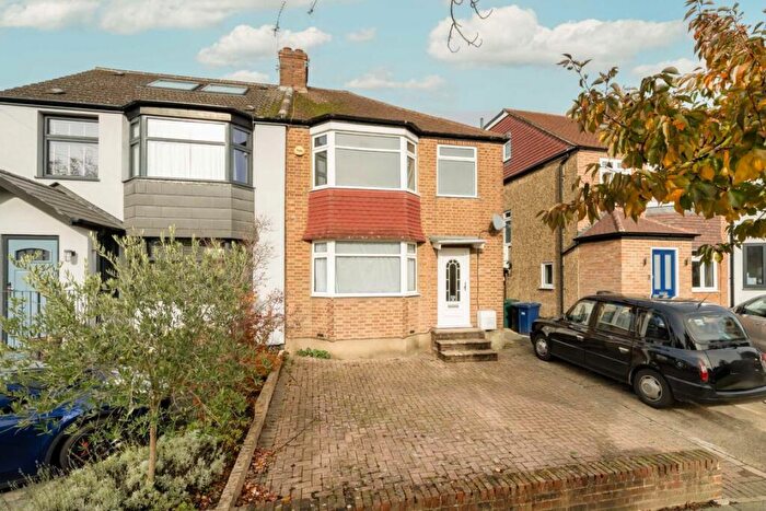 3 Bedroom House To Rent In Western Way, Barnet, EN5