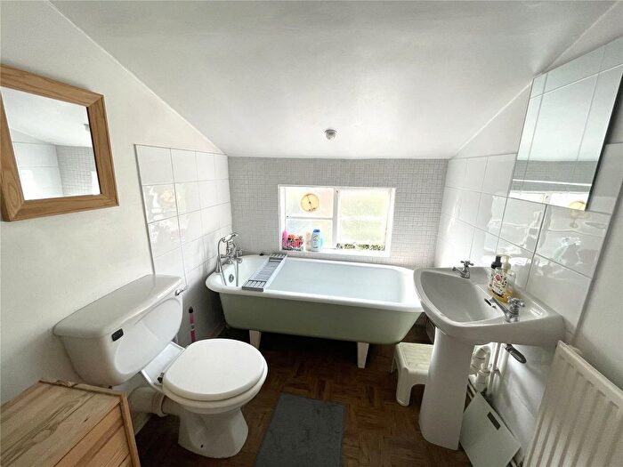 2 Bedroom Semi-Detached House For Sale In Union Street, Farnborough, Hampshire, GU14