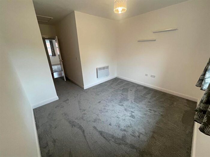 2 Bedroom Flat To Rent In Bickerton Court, Spital, CH63