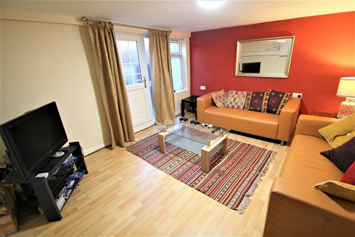 6 Bedroom Terraced House To Rent In Manor Drive, Hyde Park, Leeds, LS6