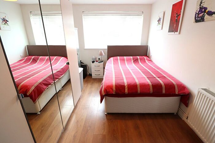 1 Bedroom Flat For Sale In Marina Avenue, Rayleigh, SS6