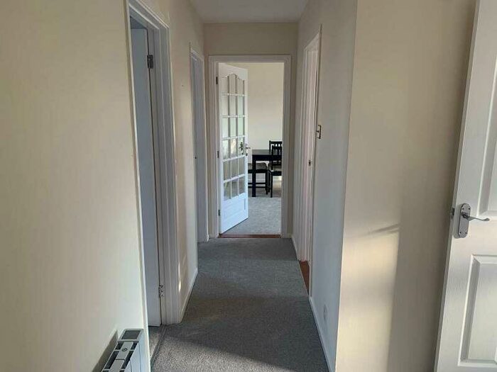 2 Bedroom Flat To Rent In Pelham Way, Great Bookham, KT23