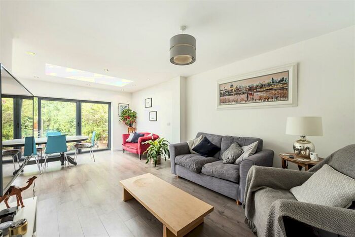 3 Bedroom Semi-Detached House To Rent In Stanley Avenue, St. Albans, AL2