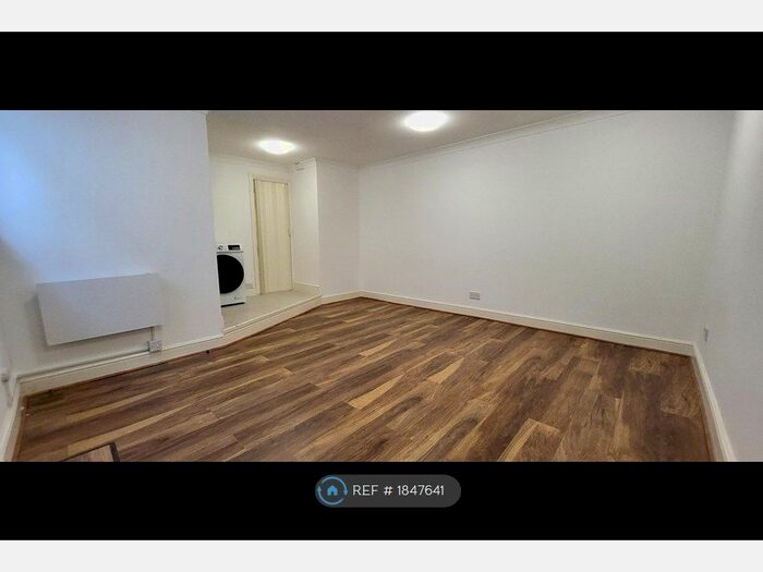 Studio To Rent In Alexandra House, London, N4