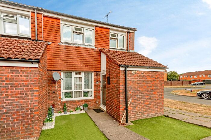 3 Bedroom End Of Terrace House For Sale In Beaumont Close, Ifield, Crawley, RH11