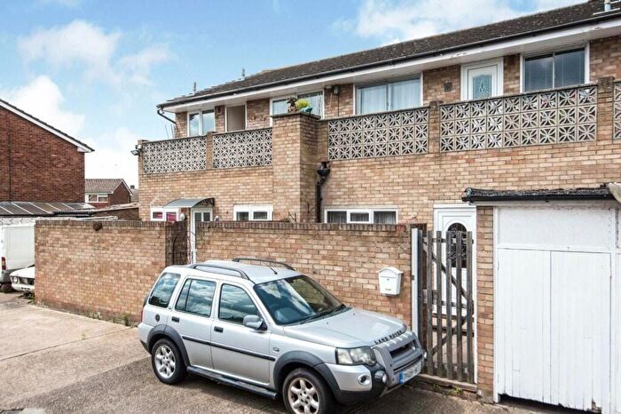 2 Bedroom Maisonette For Sale In Stourton Avenue, Feltham, TW13