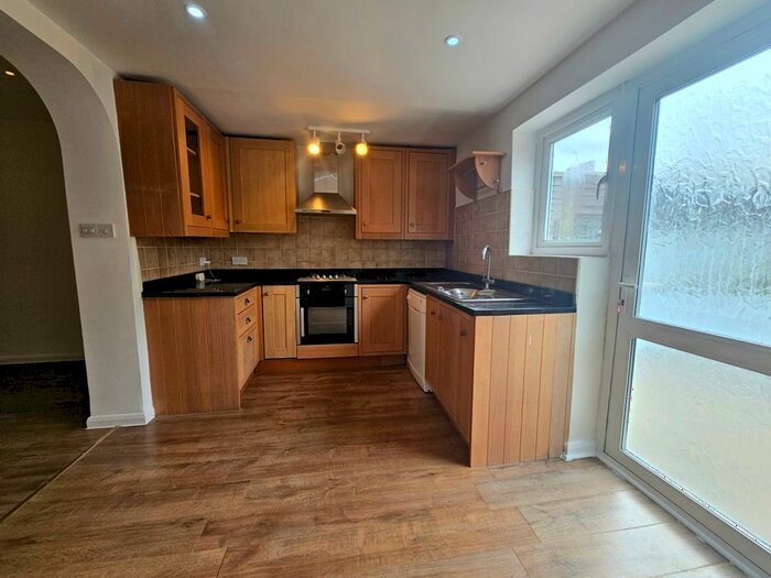 3 Bedroom Flat To Rent In Hanford Close, London, SW18