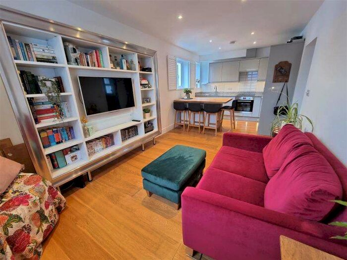 1 Bedroom Flat To Rent In West Byfleet, KT14