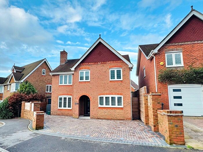 4 Bedroom Detached House For Sale In Kings Worthy Road, Fleet, Hampshire, GU51