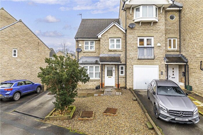 3 Bedroom End Terrace House For Sale In Pennythorne Drive, Yeadon, Leeds, West Yorkshire, LS19