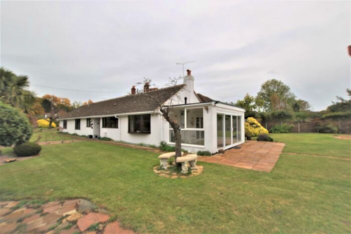 4 Bedroom Bungalow To Rent In Highdown Avenue, Emmer Green, Reading, RG4
