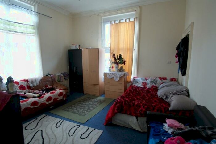 2 Bedroom Flat To Rent In Victoria Road, Hyde Park, Leeds, LS6