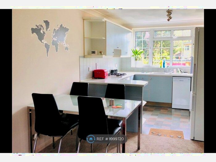 3 Bedroom Flat To Rent In Opp. Chelsfield Station, Orpington, United Kingdom, BR6