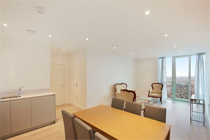3 Bedroom Flat To Rent In Pinnacle Apartments, Saffron Central Square, Croydon, CR0