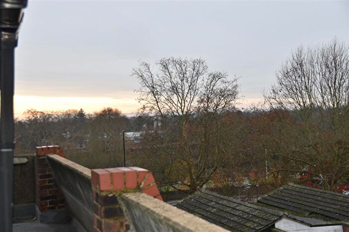 2 Bedroom Maisonette For Sale In Distillery Walk, Brentford, TW8